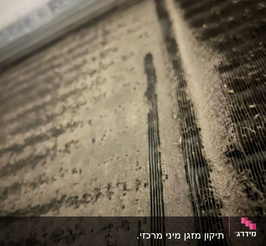 מסנן מזגן מלוכלך עם אבק רב